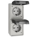 Base fija estanca vertical doble 2P+T 16A 250V IP44 embornamiento por tornillo entradas para tubo hasta diámetro 20mm 127x80x5